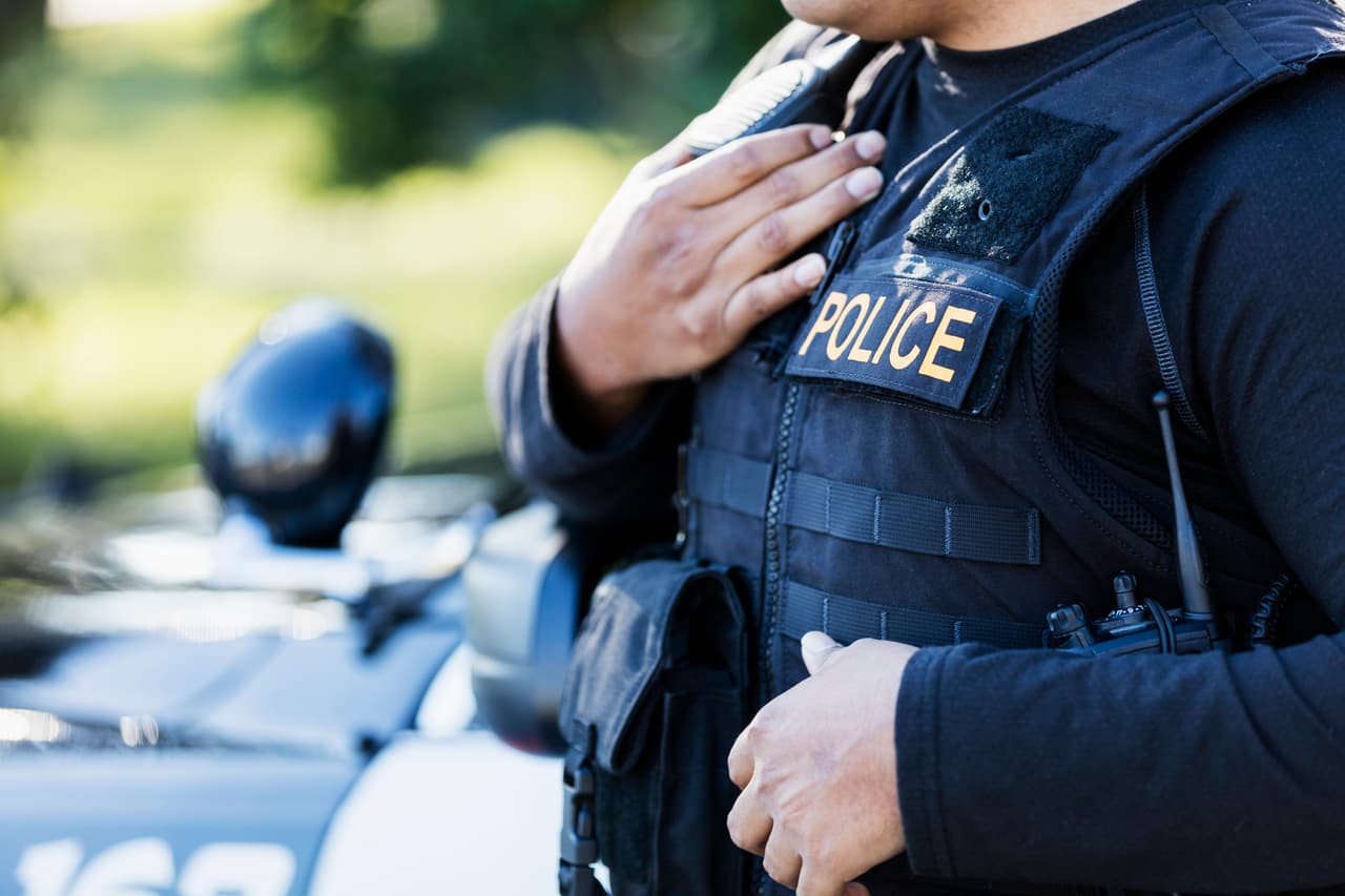 Policía de Florida arresta a un hombre ciego tras "confundir" su bastón con un arma
