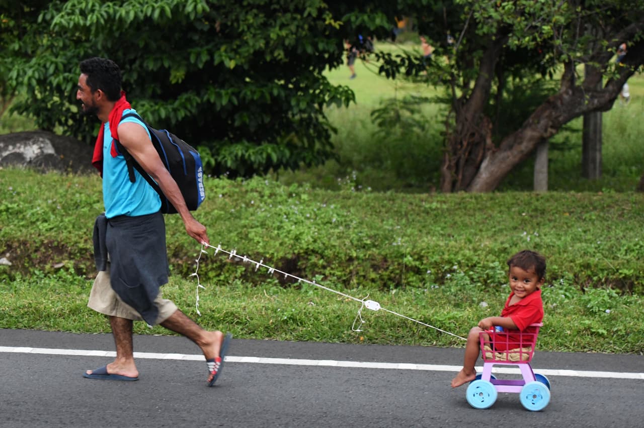 La permanencia en territorio de Chiapas garantiza que los migrantes de la caravana no sean arrestados y deportados por las autoridades mexicanas porque 
<a href="https://www.univision.com/noticias/inmigracion/a-pesar-del-miedo-disparos-enfermedades-caravana-de-migrantes-sigue-viaje-al-df">portan un amparo judicial</a>, un recurso legal disponible que garantiza que mientras los procesos están abiertos, los demandantes no pueden ser detenidos ni deportados a sus países de origen.