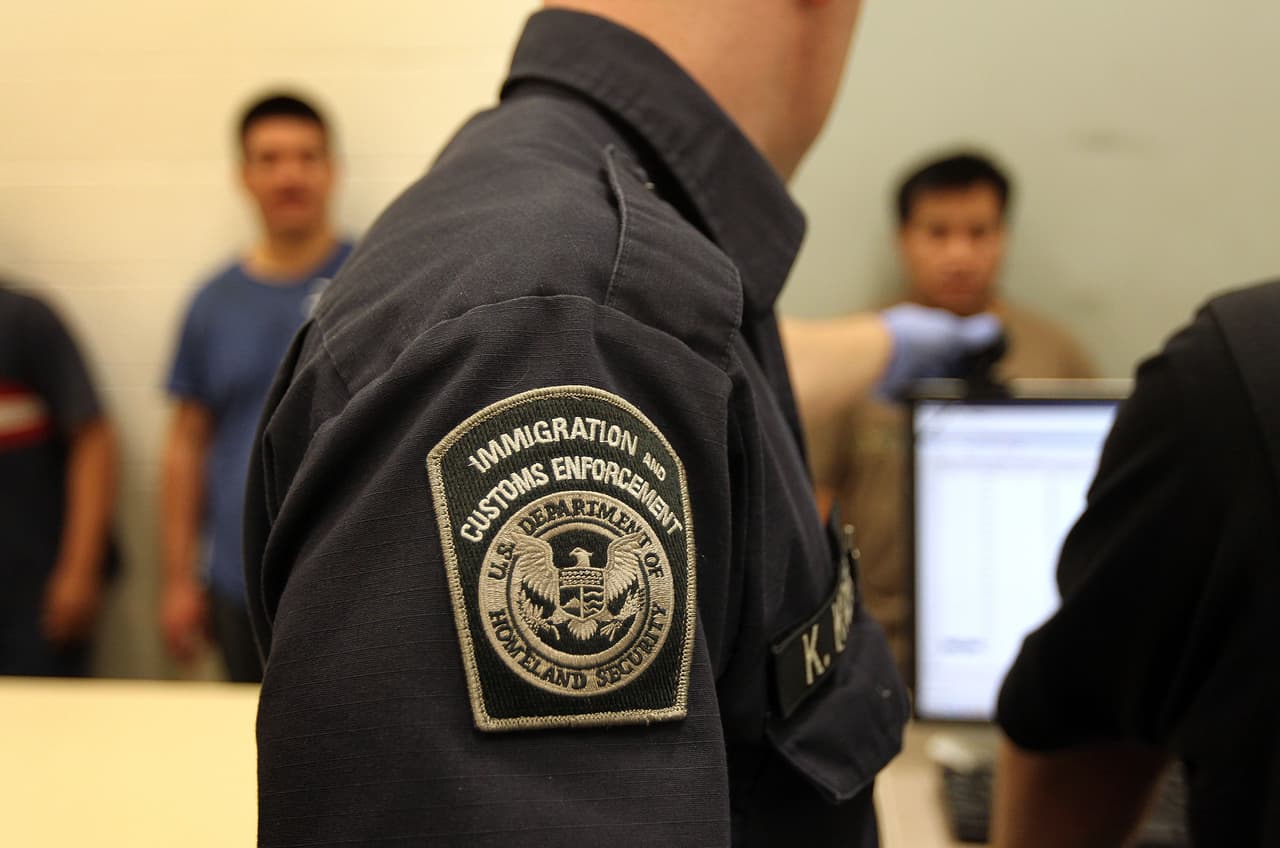 Número de inmigrantes detenidos en cárceles de ICE disminuyó al final del Título 42, muestran cifras