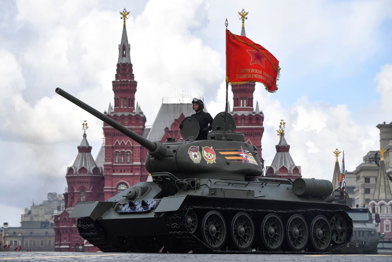Un tanque T-34 de la era soviética desfila por la Plaza Roja. 
<b>A primera vista, la celebración del Día de la Victoria parecen ser los mismos de siempre. Pero el estado de ánimo este año es muy diferente, porque las tropas rusas están luchando y muriendo de nuevo.</b>
<br>
<br>