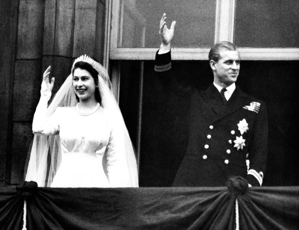 El 20 de noviembre de 1947, la princesa Isabel se casa con el príncipe Felipe de Grecia y Dinamarca, su primo tercero. Felipe se convertiría en el padre de sus cuatro hijos y estaría a su lado hasta su muerte, a los 99 años, en 2021.