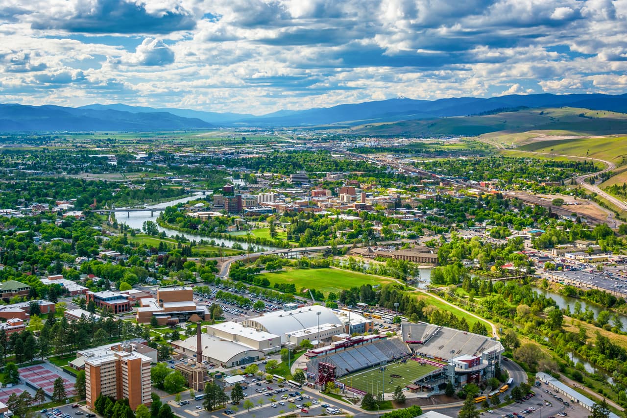 <h3 class="cms-H3-H3">1. Montana</h3>
<br>
<br>🚑 
<b>Muertes provocadas por accidentes causados por conductores en estado de ebriedad en 2020: </b>45% (96) del total.
<br>
<br>🚑
<b> Variación de muertes en accidentes causados por conductores en estado de ebriedad, 2019-2020: </b>+45.5%
<br>
<br>🚑 
<b>Total de muertes por accidentes de tráfico en 2020: </b>213
<br>
<br>🚑 
<b>Población: </b>1,068,778
<br>
