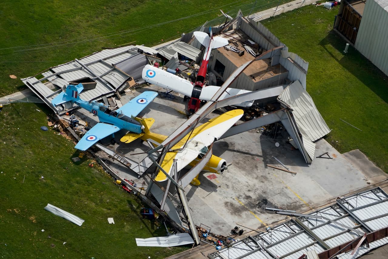 El hangar de tres avionetas quedó destruido en Lake Charles, Louisiana.