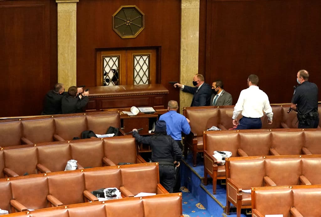 Imágenes de terrror se vivieron en el interior del Congreso de Estados Unidos, cuando fanáticos de Donald Trump ingresaron a la fuerza para irrumpir la sesión del Senado, en la que debatían los resultados del Colegio Electoral.