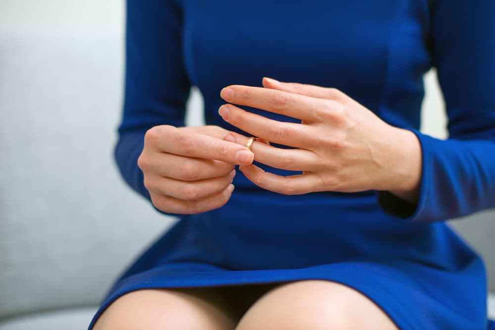 Además, cuando engañan no piensan que lo han hecho pues en su mentalidad una cosa es el amor, el sentimiento y ese solamente lo entregan a una sola persona, y otra puede ser una atracción sexual en un momento determinado, una emoción efímera o pasajera que no pasa de ahí.