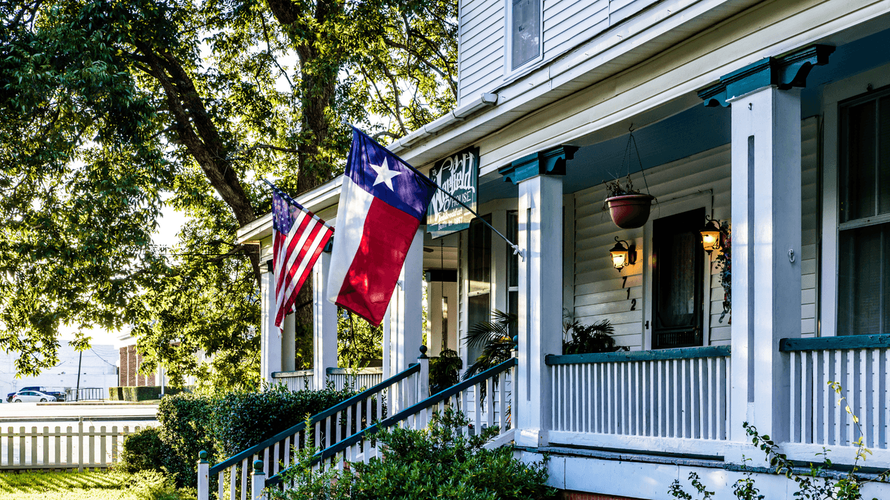 <h2 class="cms-H2-H2"><b>Ley SB 1381</b></h2>
<br>La SB 1381 trata temas similares sobre la exención de impuestos de la propiedad (homestead exemption en inglés). Esta exención solamente aplica para propiedades que son el principal lugar de residencia de una persona.
<br>
<br>
<b>Si una persona de la tercera edad muere, y tenía homestead exemption, este descuento puede continuar para el esposo o esposa que sobrevive</b>, según el texto de la ley.