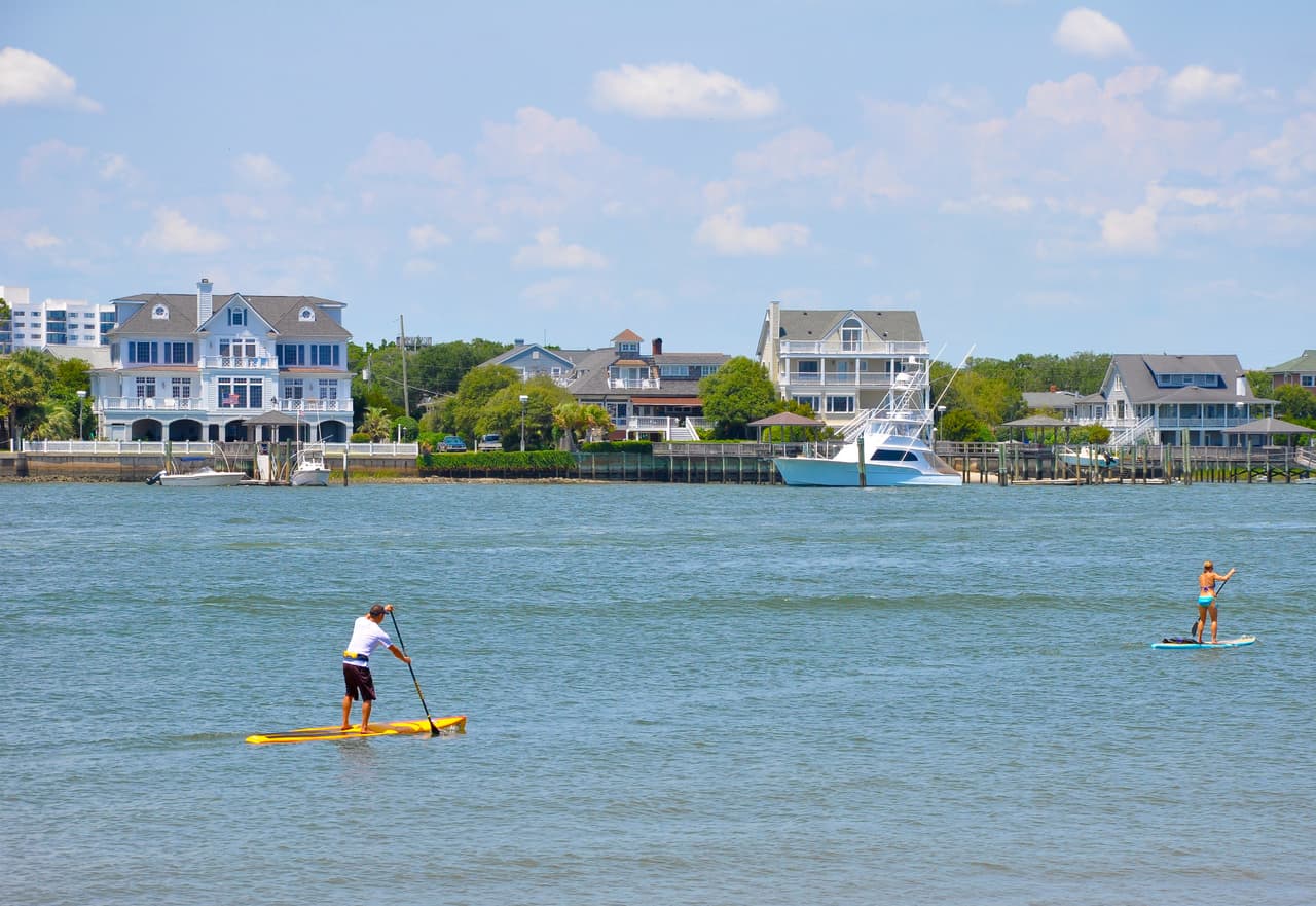 <b>Wrightsville Beach</b>
<br>Sitio web: 
<a href="https://wrightsville-beach.wilmingtonandbeaches.com/">https://wrightsville-beach.wilmingtonandbeaches.com/</a> 
<br>
<b><a href="https://goo.gl/maps/52zCRFjomjYineN68">Cómo llegar</a> </b>
<br>
<br>Desde estilos de vida activos con muchos deportes acuáticos y actividades saludables y de bienestar al aire libre hasta reuniones comunitarias amistosas, siempre hay algo que sucede durante todo el año en Wrightsville Beach, la playa más accesible de Carolina del Norte ubicada a solo 8.5 millas de Wilmington.