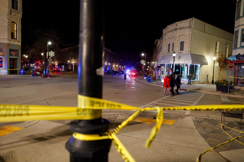 Corey Montiho, un miembro de la junta directiva escolar del distrito de Waukesha, le dijo al periódico 
<i>Milwaukee Journal Sentinel</i> que la camioneta atropelló al equipo de danza de su hija. “Había pompones y zapatos y chocolate caliente derramado por todas partes. Tuve que pasar de un cuerpo en el suelo a otro en busca de mi hija”, narró. 
<br>