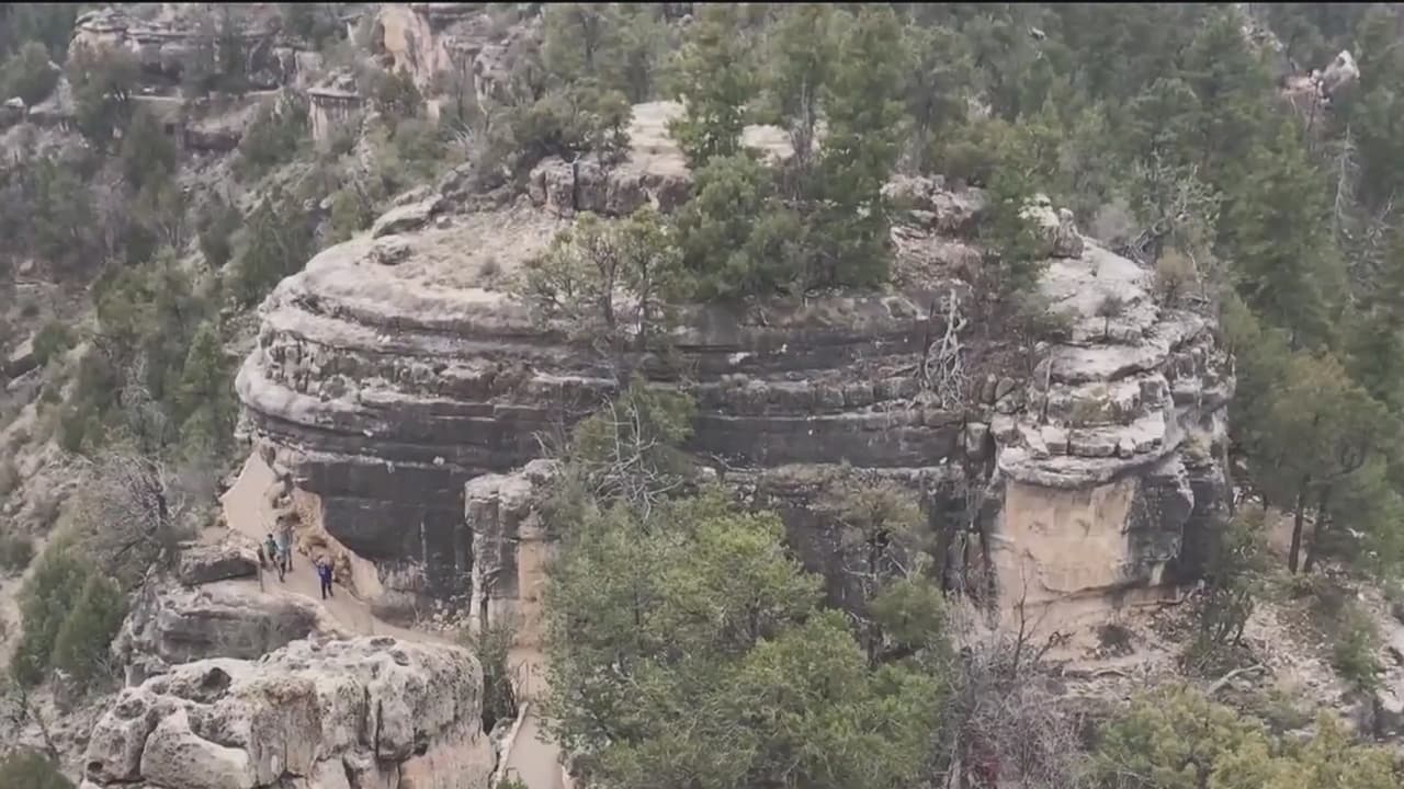 <h3 class="cms-H3-H3">Walnut Canyon</h3>
<br>Este imponente espacio es conocido por albergar uno de los asentamientos prehistóricos más accesible en todo el suroeste de Estados Unidos.