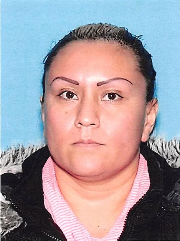 <a href="https://www.dea.gov/fugitives/brenda-rodriguez" target="_blank">Brenda Rodriguez</a>, de 35 años. Es buscada por distribución y posesión con intención de distribuir metanfetamina. Fue localizada por última vez en Santa Ana, California.