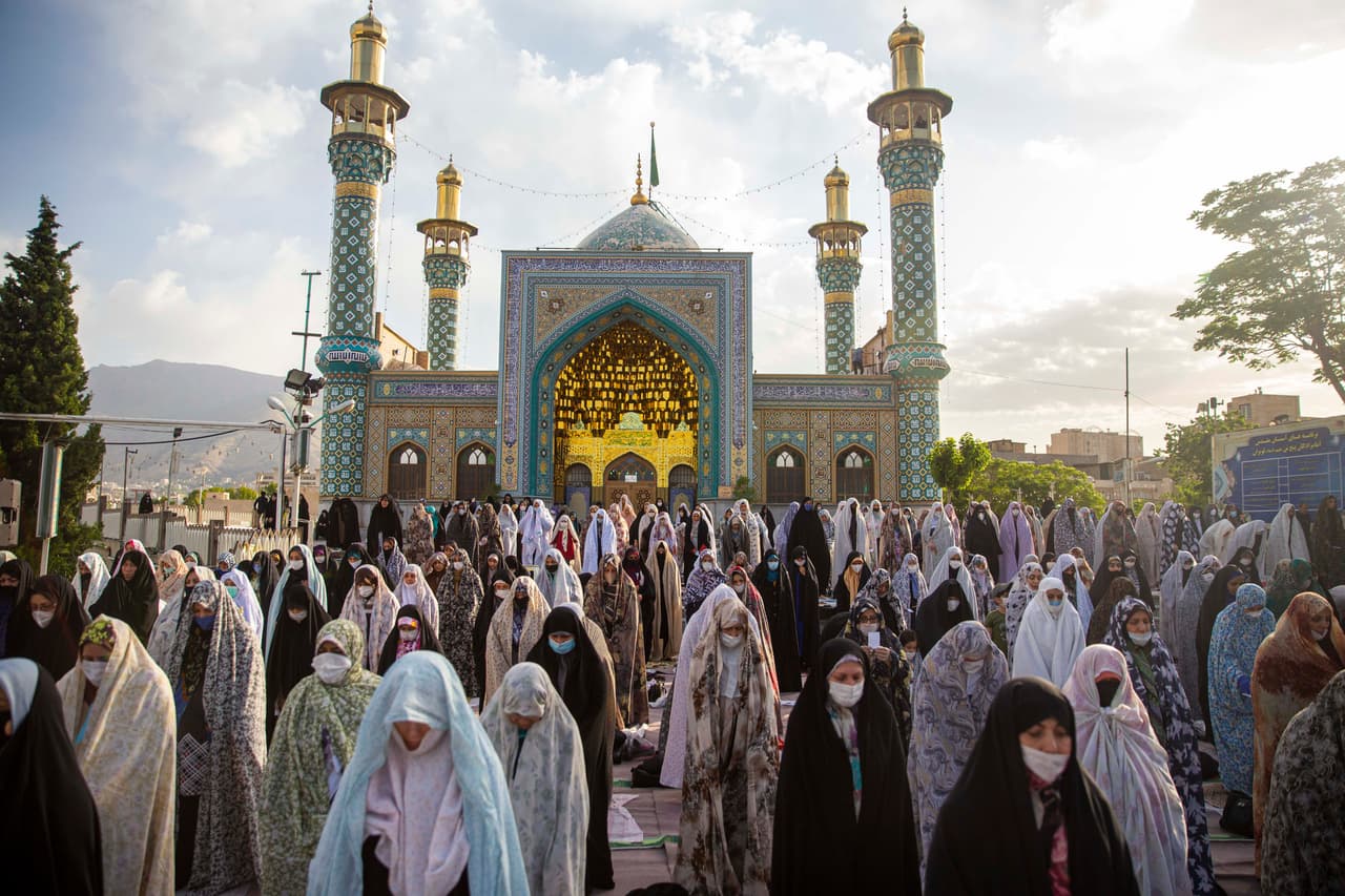 <b>Medio Oriente:</b>
<br>
<br>Arabia Saudita
<br>
<br>Omán
<br>
<br>Emiratos Árabes Unidos
<br>
<br>Bahrain
<br>
<br>Iraq
<br>
<br>Kuwait
<br>
<br>
<b>Incluida en la lista el 2 de agosto de 2021: </b>
<br>
<br>Irán (en la foto)
<br>
<br>La Casa Blanca anunció este lunes que se ha alcanzado el hito del 70% de adultos vacunados contra el covid-19 con al menos una dosis, el objetivo que el presidente 
<a href="https://www.univision.com/noticias/salud/nueva-meta-de-biden-vacunas-contra-covid-19-en-eeuu">Joe Biden había marcado para el 4 de julio.</a>