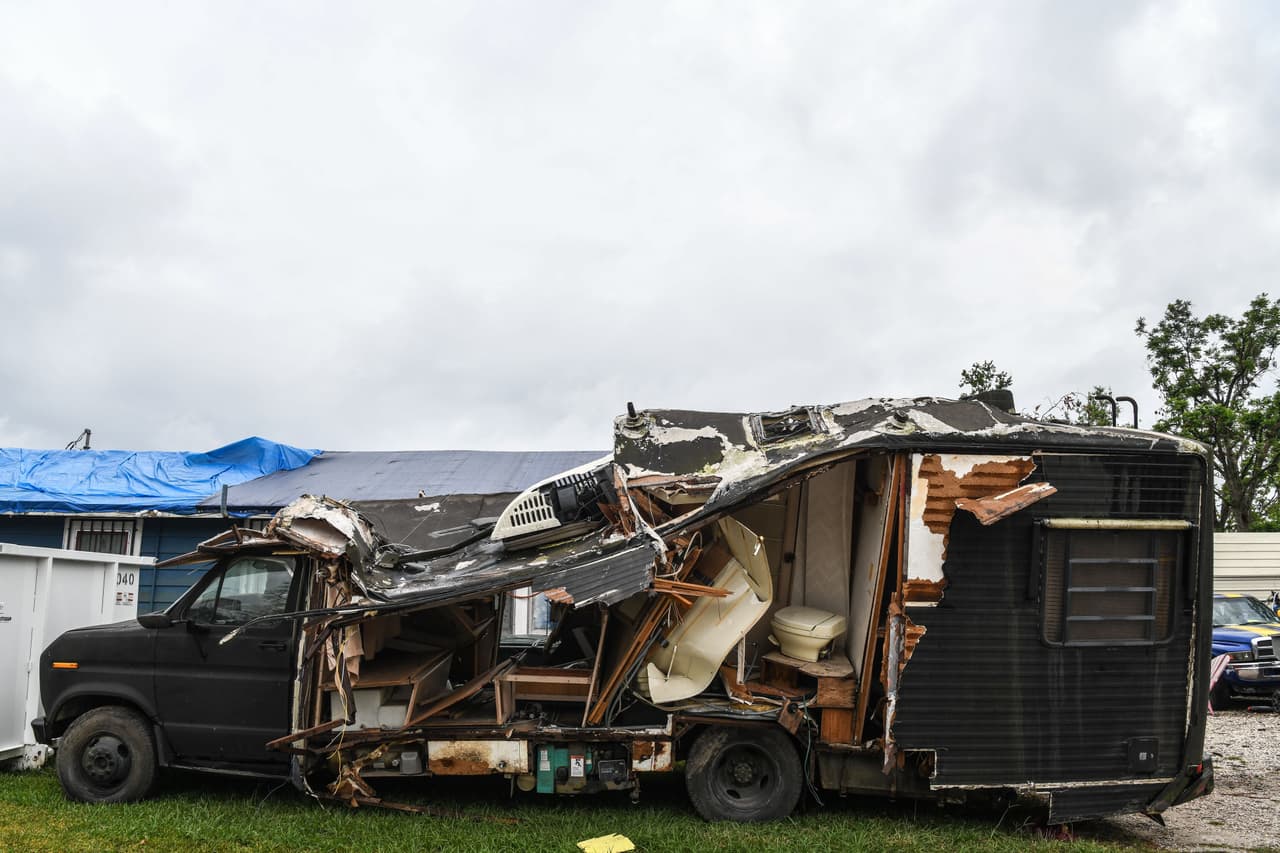 Una casa móvil destruida por Laura en Lake Charles. Se espera que Delta cruce la costa como una poderosa tormenta de categoría 2, según el Centro Nacional de Huracanes.