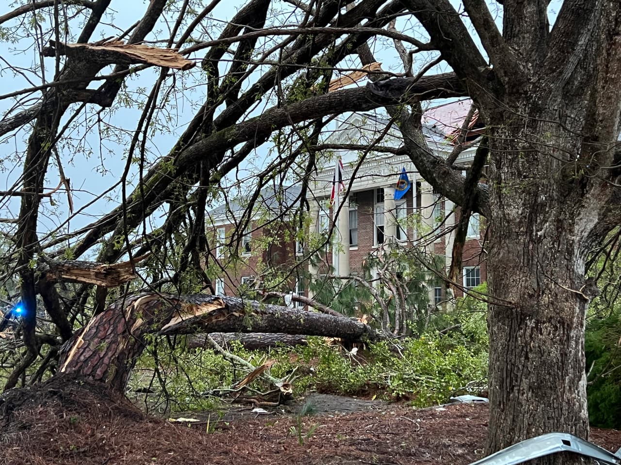 Los meteorólogos continúan inspeccionando la zona para identificar la intensidad de los posibles tornados. Sin embargo, ese esfuerzo podría ser interrumpido por 
<a href="https://www.univision.com/local/atlanta-wuvg/metro-atlanta-tendra-una-nueva-ronda-de-tormentas-este-miercoles-esto-es-lo-que-debe-saber-video">una nueva ronda de tormentas que se prevé para este miércoles</a>. 
<br>
<br>
<i>Sobre la foto: El juzgado del condado de Bryan resultó dañado el martes 5 de abril de 2022 después del paso de una tormenta por la ciudad de Pembroke, Georgia, a 30 millas de Savannah, Georgia.</i>