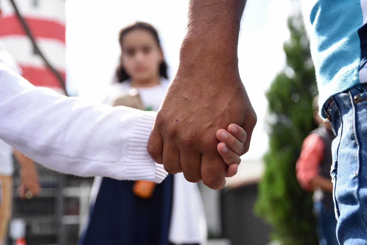 Piden no entrar en pánico por propuesta que busca limitar beneficios migratorios a quienes hayan pedido ayuda pública