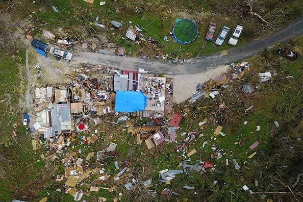 Toma aérea de una casa totalmente destruida por el huracán