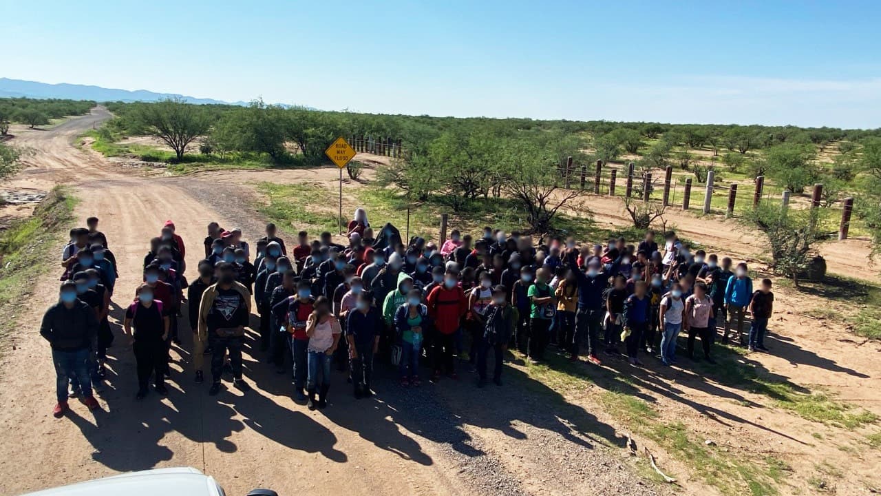 Este 27 de julio se entregó otro grupo grande de indocumentados cerca de San Miguel, al suroeste de Tucson. Entre ellos cruzaron más de 100 niños sin acompañante.