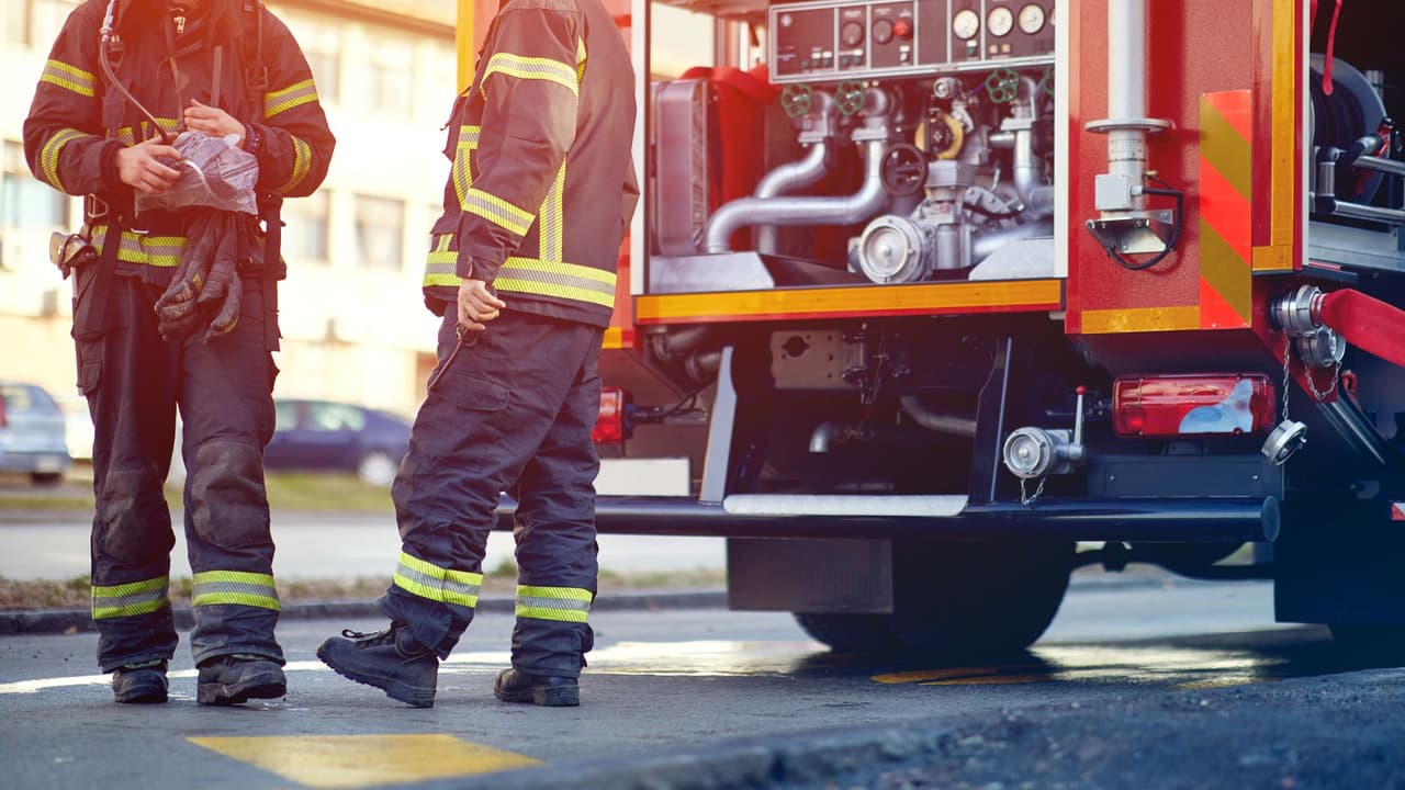 <h3 class="cms-H3-H3">Recursos adicionales</h3>
<br>Consulta con tu estación de bomberos local sobre talleres de seguridad para familias. Además, muchas aplicaciones móviles ofrecen alertas de incendios y guías de evacuación.
<b> Proteger a tu familia de los incendios es una responsabilidad compartida:</b> Educa a tus hijos, mantén tu hogar seguro y ten un plan de emergencia. 
<b>La prevención es la clave para evitar tragedias.</b>