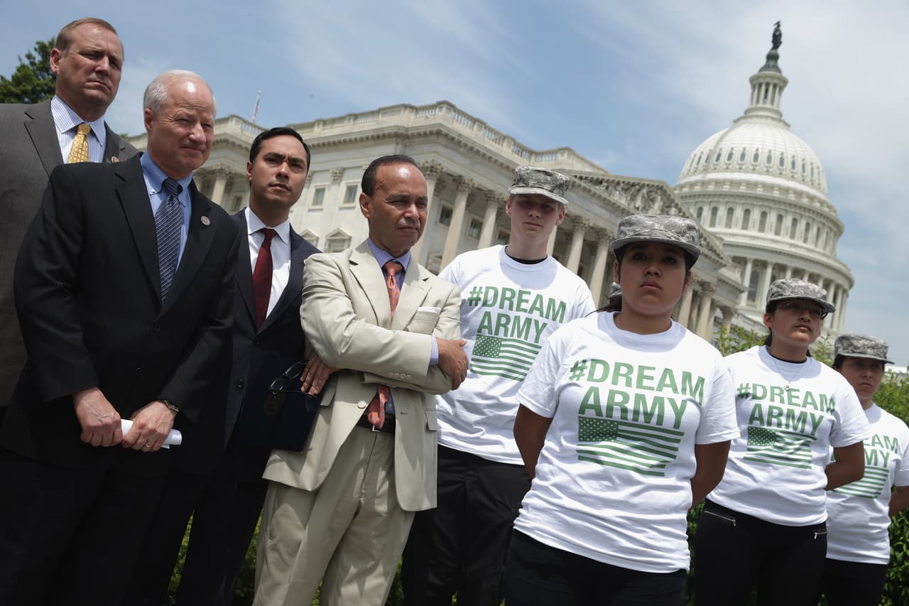 Grupo bipartidista presenta nuevo proyecto de ley para extender protección a los dreamers