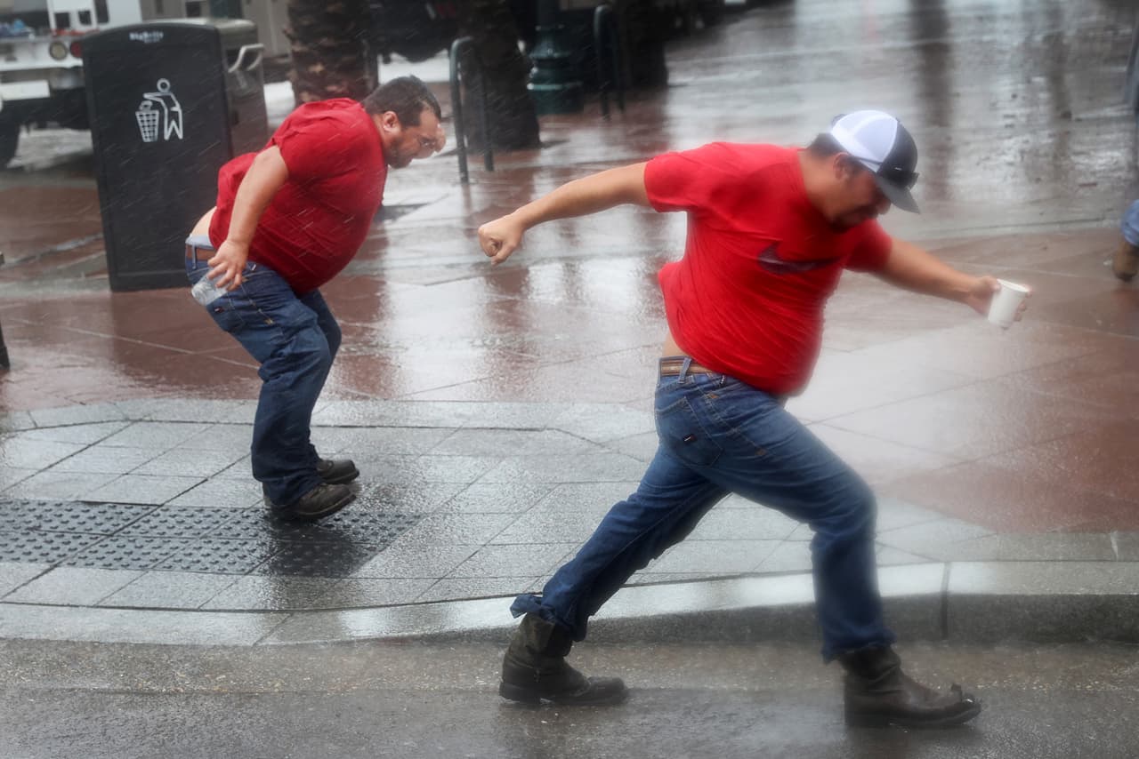 Dos trabajadores en Nueva Orleans, Louisiana, tratan de caminar pese al intenso viento la mañana de este domingo. Los vientos máximos que Ida alcanzó este domingo, de 240 kilómetros por hora (150 millas por hora), situaron al 
<a href="https://www.univision.com/temas/huracanes">huracán</a> como el quinto más fuerte que ha tocado tierra en la historia de Estados Unidos. 
<br>