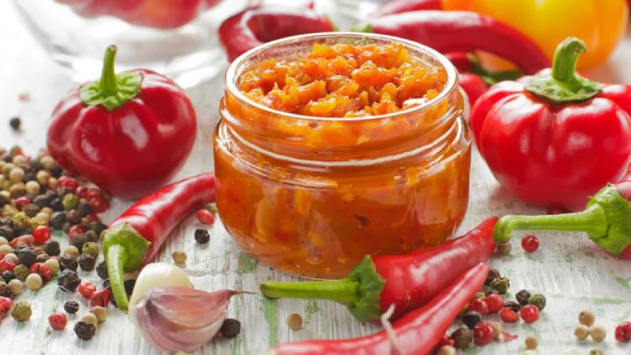 <b>Comida picante</b>
<br>Los alimentos picantes pueden causar irritación interna e inflamación, y se requiere una gran cantidad de energía para digerirla.
<br>
<br>Esto incrementa la temperatura corporal provocando sudoración excesiva, lo que puede llevar a una pérdida de minerales.