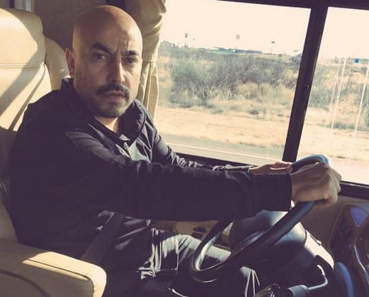 El cantante de regional mexicano indicó que entre ellos siempre ha existido solo una amistad, aunque sí llegaron a salir en un par de ocasiones.