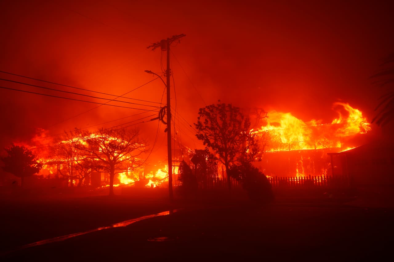 Pronóstico desafiante: Los peligrosos vientos, combinados con altas temperaturas y baja humedad, 
<b>podrían intensificar la expansión del incendio</b> en los próximos días.