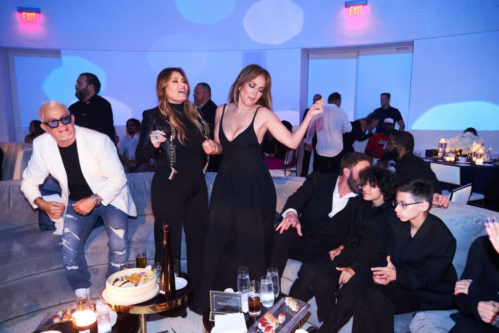 El adolescente de casi 15 años acompañó a su mamá y a Ben Affleck al 
<a href="https://www.univision.com/famosos/jlo-funeral-j-r-ridinger-ben-affleck-kim-kardashian">funeral del empresario J.R. Ridinger</a>, realizado el pasado 8 de octubre. 
<br>