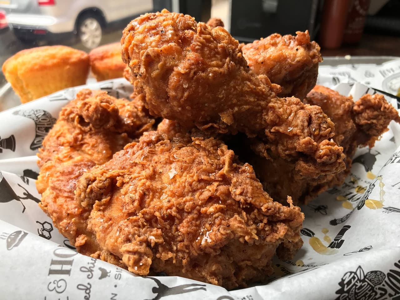 <b>Love & Honey Fried Chicken</b>
<br>Dirección: 1100 N Front St Philadelphia, PA 19123
<br>Teléfono: (215) 789-7878
<br>Sitio web: 
<a href="https://www.loveandhoneyfriedchicken.com/">https://www.loveandhoneyfriedchicken.com/</a> 
<br>
<b><a href="https://www.yelp.com/map/love-and-honey-fried-chicken-philadelphia-2">Cómo llegar</a></b>
<br>
<br>Restaurante especializado en pollo frito con varios acompañamientos.