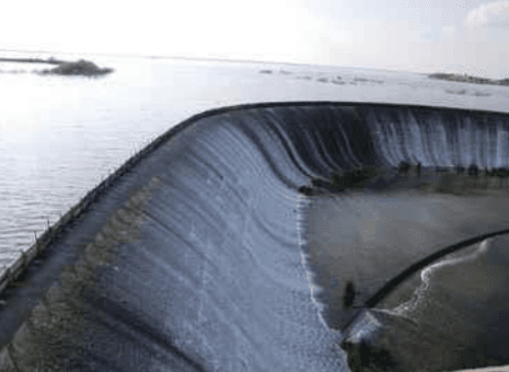 <b>Puesto 8. Tamaulipas | Almacenamiento: 60%</b>
<br>
<br>De las 11 presas, únicamente la Marte R. Gómez (que se encuentra en la imagen), en el municipio de Miguel Alemán, está por encima de 50% de su capacidad, las demás se ubican en 41%, 31% y 28%. 
<br>
<br>Ante la falta de agua, tan solo en el último ciclo, el sector agrícola de Tamaulipas perdió los cultivos de 305,770 hectáreas, entre ellas 21,327 de maíz. De acuerdo con el diario La Jornada, en la región naranjera hubo preocupación tras la helada tardía de febrero pasado.