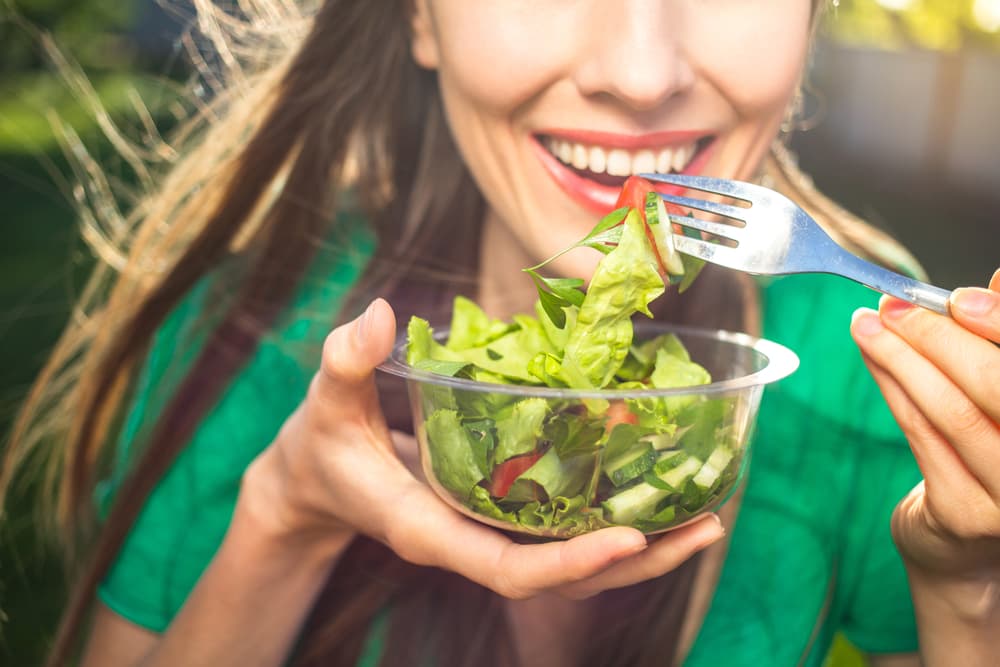 <b>¿Solución? </b>
<br>Tratar de comer más despacio, si tienes hambre come algo ligero, y espera unos minutos; verás que en poco tiempo te sientes más satisfecho.