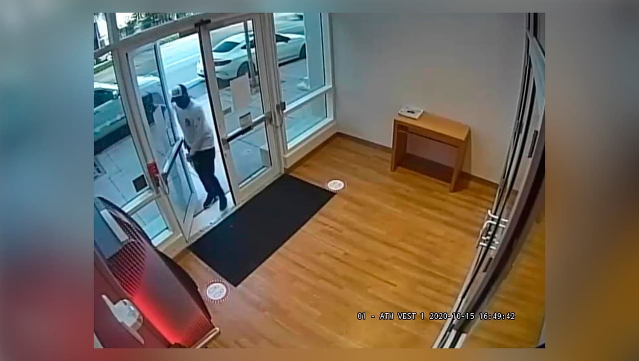 El sospechoso, identificado como Aaron Honaker, de 41 años, habría participado en los robos de varias sucursales bancarias. 
<br>