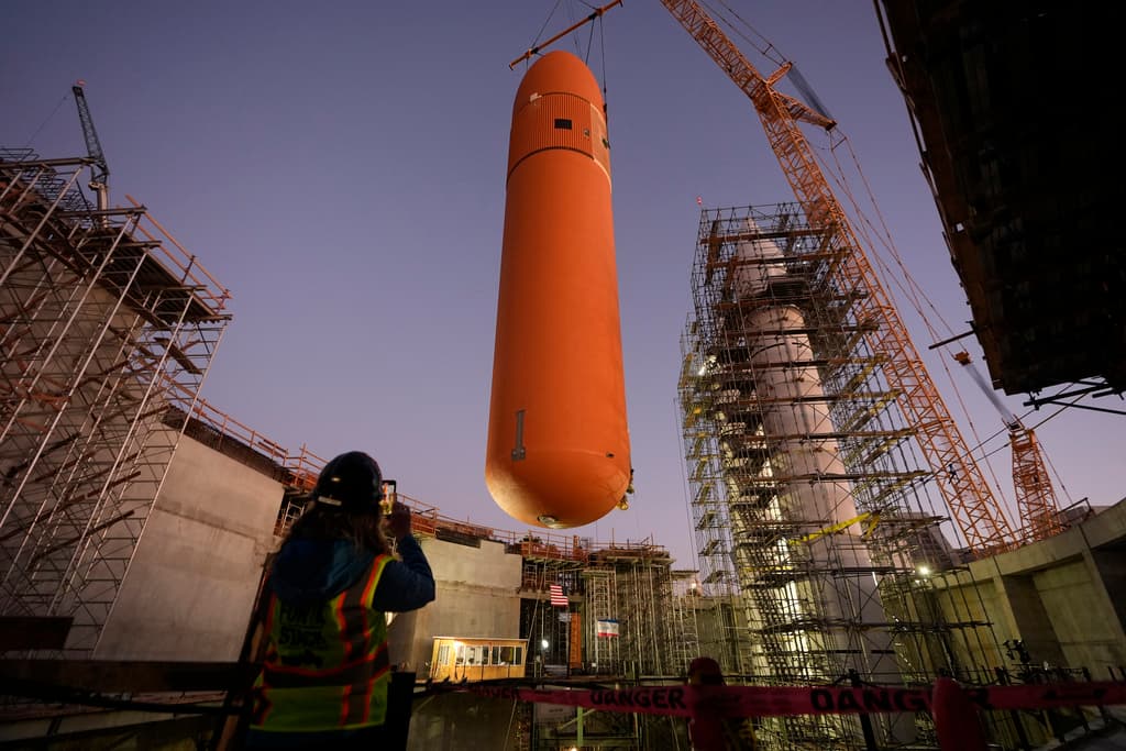 El viernes 12 de enero, con el auxilio de una grúa, el tanque fue colocado en un espacio equivalente a 20 pisos, en el Centro de Ciencias de California Samuel Oschin, bajo construcción en Los Ángeles.