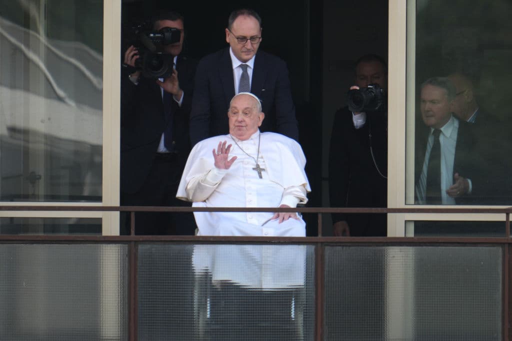 "Tuvimos que elegir entre dejarlo morir o continuar": médico del Papa consideró poner fin al tratamiento