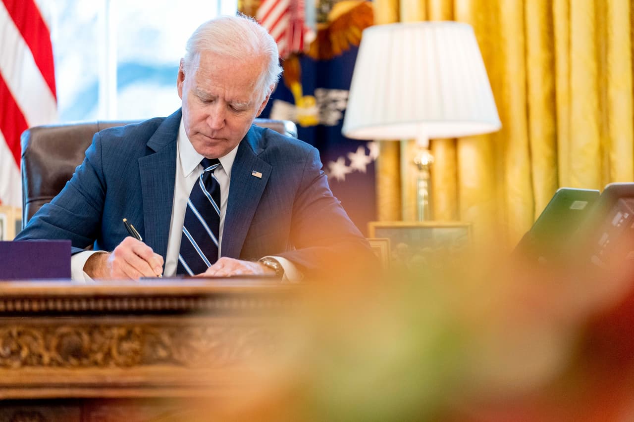 <b>11 de marzo. Joe Biden firma una ley que autoriza un paquete masivo de ayuda por la pandemia. </b>
<br>
<br>El plan de estímulo por $1.9 billones (trillones en inglés) para reactivar la economía estadounidense afectada por la pandemia 
<a href="https://www.univision.com/noticias/politica/biden-paquete-ayuda-celebracion-casa-blanca"><u>fue la primera gran victoria legislativa del presidente</u></a>.