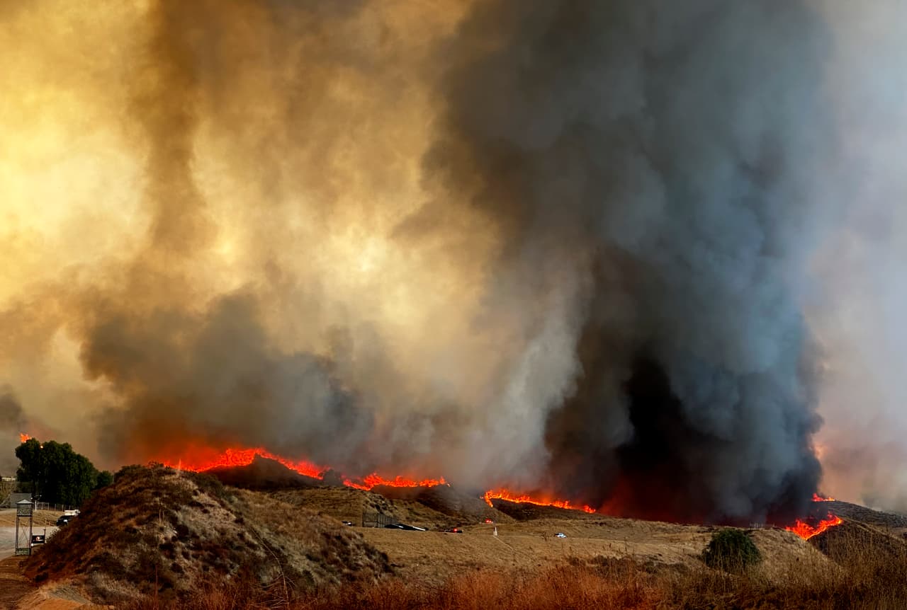 La rápida expansión del incendio obligó al 
<b>cierre temporal de todos los carriles de la Interestatal 5</b>, una de las principales arterias que conecta Los Ángeles con el Valle Central, causando caos en el tráfico.