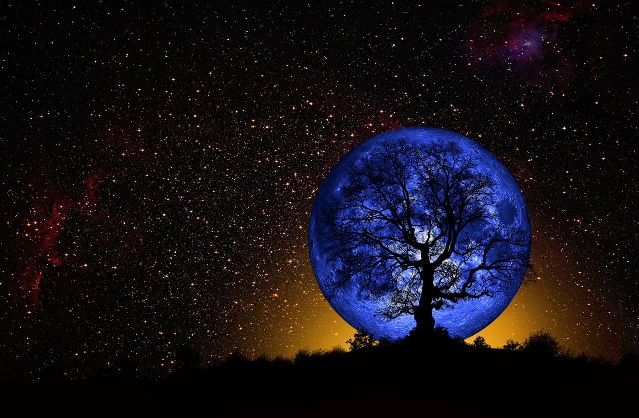 <b>La luna azul<br><br>Cada año, la luna termina su ciclo final unos 11 días antes de que la Tierra complete su órbita alrededor del sol. Estos días se suman, y cada dos años y medio más o menos, hay una luna llena adicional, denominada luna azul. El término se usa habitualmente en la actualidad para describir la segunda luna llena de un mes del calendario.<br></b>