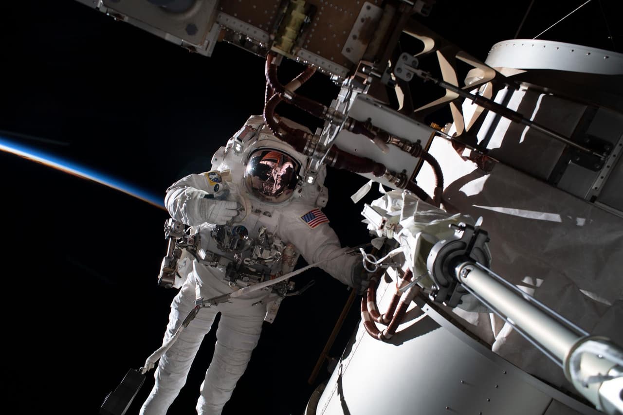 <h3 class="cms-H3-H3">Caminatas espaciales: </h3>
<br>La foto muestra a Frank Rubio y a Josh Cassada (otro astronauta de la NASA) en una caminata espacial para ensamblar un soporte de montaje en la estación en preparación para la instalación del primer par de paneles solares desplegables que se espera permitan un aumento del 30% en la energía disponible para la ciencia y las operaciones en la estación espacial.