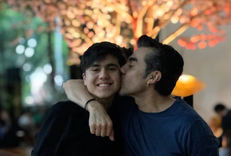 A través de redes sociales, Adrián Uribe ha demostrado ser un papá amoroso. Hace un año, cautivó a sus fans con este mensaje para su hijo. “Hace 16 años llegaste a cambiar mi vida. Feliz cumpleaños mi amor. Te amo, pero ya no crezcas”
<br>