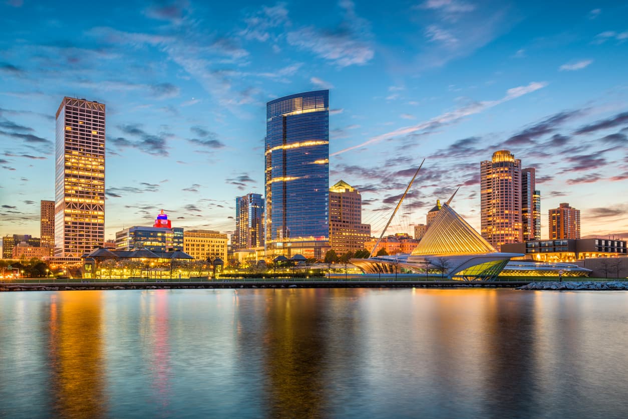 <h3 class="cms-H3-H3">Milwaukee, Wisconsin</h3>
<br>
<b>Categoría: </b>Comunidad
<br>
<br>Perfecta para pasar un fin de semana largo, una ciudad vibrante de los Grandes Lagos que celebra su comunidad cultural tanto como sus cervecerías.