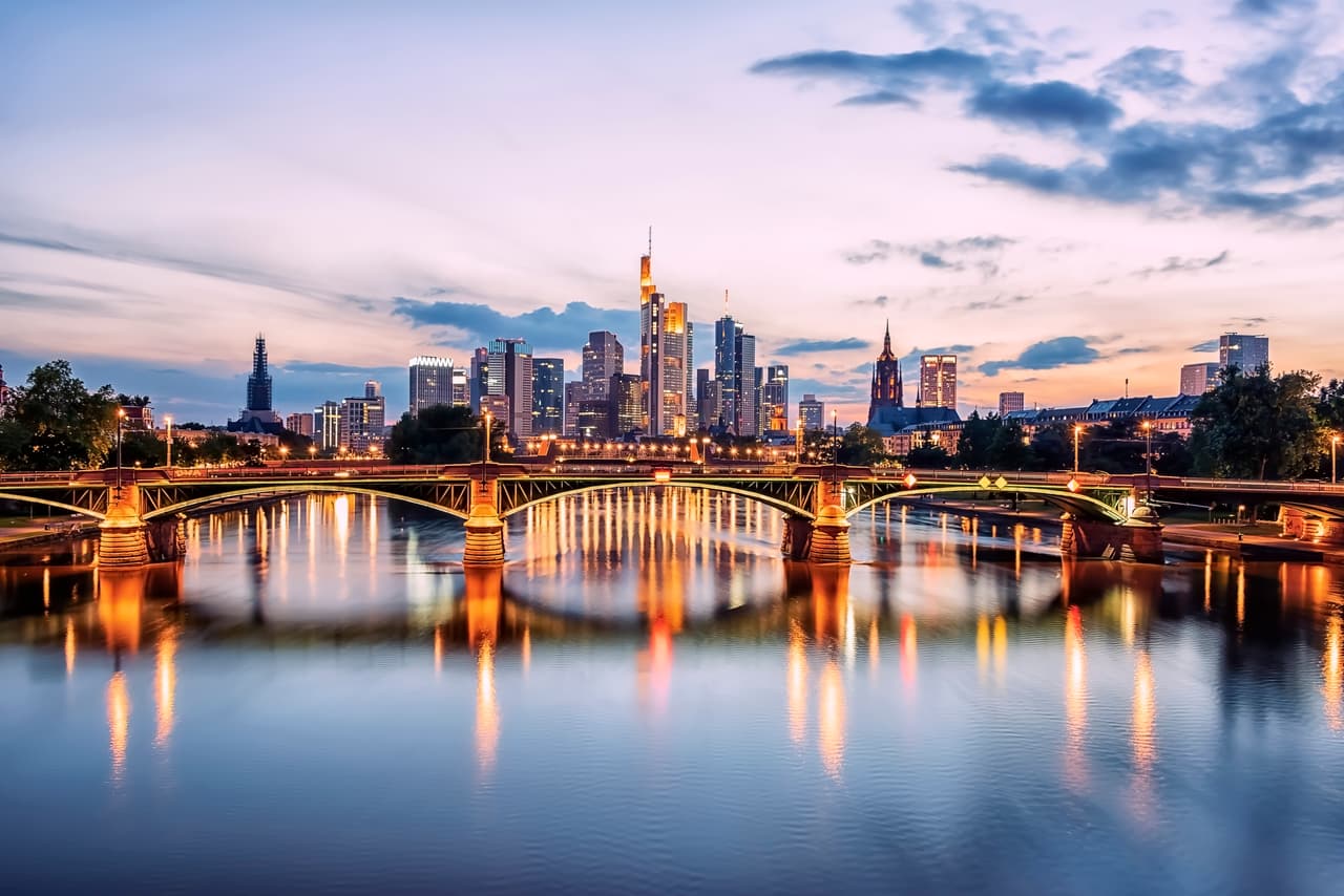 <h2 class="cms-H2-H2">7. Alemania</h2>
<br>
<br>🧳 
<b>¿Qué lugar ocupó en 2022?</b> 9.
<br>
<br>🧳
<b> ¿Por qué está en el listado? </b>Alemania reúne varias características que lo hacen un destino atractivo: es un país ordenado, limpio y con uno de los mejores sistemas de transporte del mundo.
<br>
<br>🧳 
<b>¿De qué tienes que cuidarte si viajas a este país? </b>Estafas a través de Internet. De acuerdo con el Departamento de Estado, se han registrado casos de personas que, a través de perfiles falsos, intentan sostener relaciones –incluso amorosas– con extraños, lo que puede resultar en un fraude. Otro de los “trucos” usados es la de hacerse pasar por otro turista extranjero que necesita ayuda urgente. 
<br>