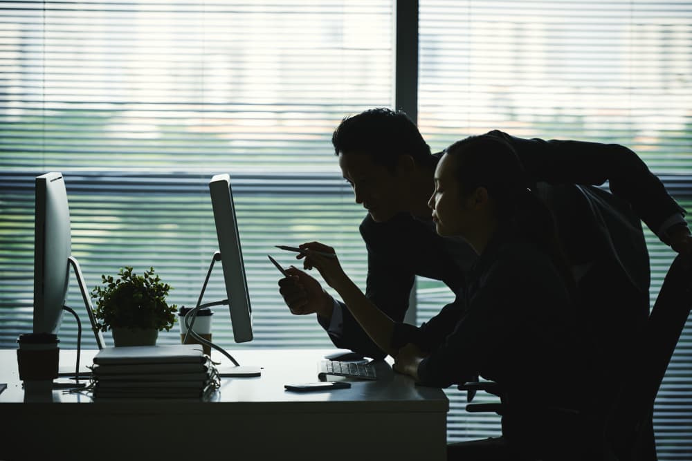 Para no caer en una estafa de trabajo lo primero que debe hacer es verificar si lo ofrecido es similar al promedio en el mercado laboral. Haga una búsqueda en línea. Ingrese el nombre de la compañía o de la persona que lo está contratando junto con palabras como “scam”, “review” o “complaint”; si hace la búsqueda en español, reemplace esas palabras, con “estafa”, “comentario” o “queja”.No pague a cambio de la promesa de un trabajo. Los empleadores honestos, nunca le pedirán que pague para conseguir un trabajo.