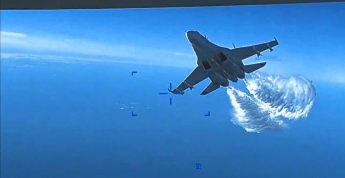 En video: Así chocó un avión ruso al dron estadounidense que terminó en las aguas del Mar Negro