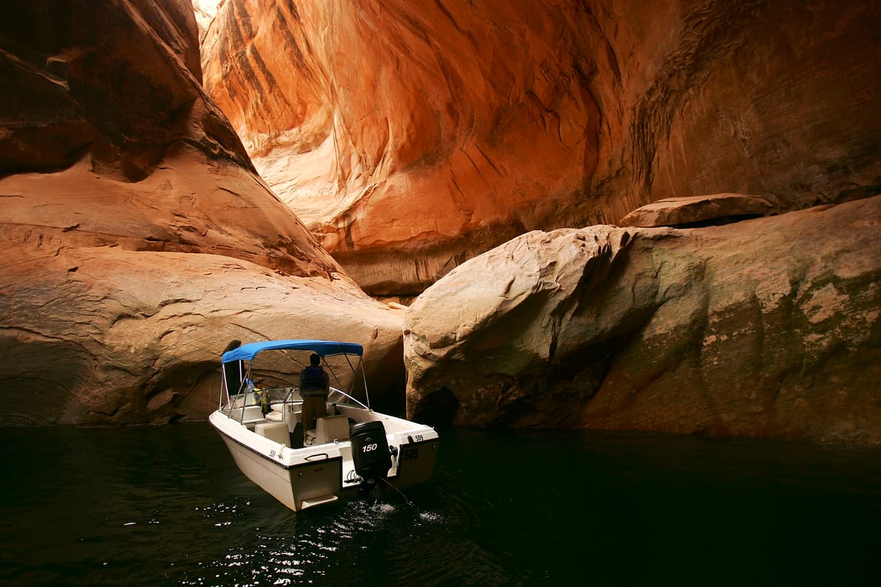 <b>Lake Powell</b>
<br>El lago Powell es un embalse artificial en el río Colorado en la frontera entre Utah y Arizona, un lugar para relajarse.