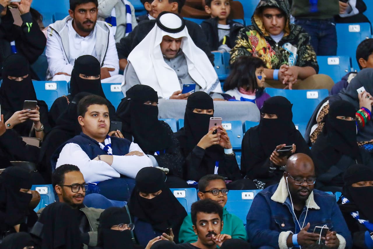 Unas 1,200 mujeres clamaron con abayas de colores, olvidando el riguroso negro que ha prevalecido en la sociedad saudí, desde el estadio Al Yawara Radio.