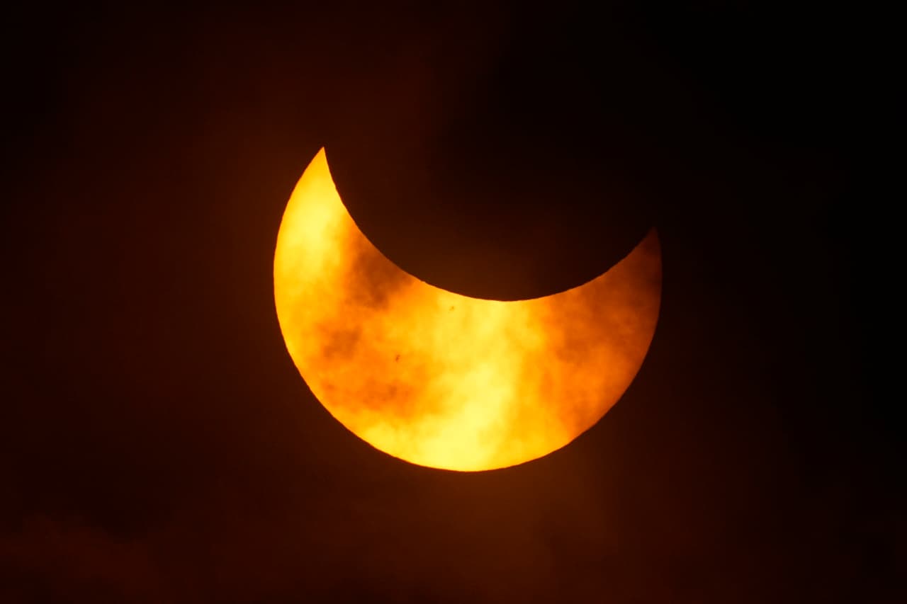 La luna moviéndose sobre el sol durante el eclipse solar anular a punto de formar el 'anillo de fuego' visto desde San Antonio, Texas. En Kerrville se reunieron más de 3,000 personas para ver el eclipse solar anular, 
<a href="https://www.univision.com/local/san-antonio-kwex/fotografias-eclipse-solar-anular-texas-eeuu-fotos" target="_blank">da clic aquí </a>para ver cómo vivieron esta fiesta astronómica.