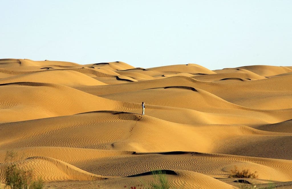 El desierto de Taklimakan, cerca del condodado de Yutian, en la región autónoma china de Xinjiang Uygur es donde se encuentran las Montañas Flameantes. Cuenta con temperaturas del aire de hasta 
<b>122ºF (50ºC)</b>. En 2008, la temperatura más alta de la superficie terrestre del año fue alcanzó un récord de 152.06º (66.7ºC).