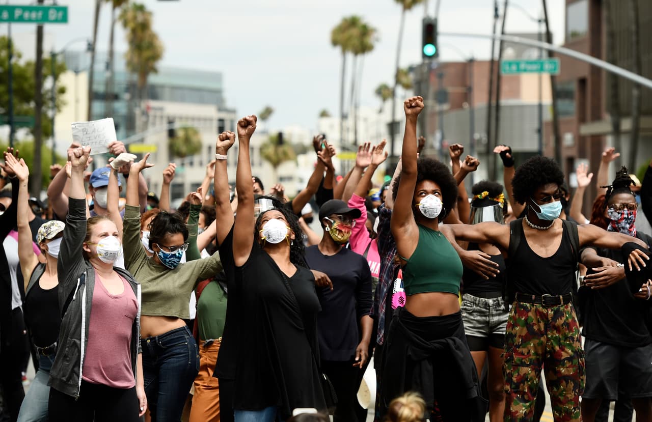 "El movimiento Balck Lives Matter tiene varios años pero con los casos terribles que ha habido recientemente, y especialmente con el caso de George Floyd, asesinado por un policía, que lo hemos visto en todo el mundo, en el video que circuló, el movimiento se ha reactivado y se ha convertido más popular", aseguró Hernández-Medina.