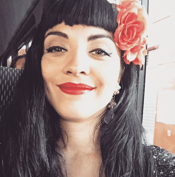 Aunque no se maquilla mucho, los tonos que usa le dan mucha intensidad a su rostro, así como el toque en las flores en el cabello que tienen su inspiración en una pintora mexicana.