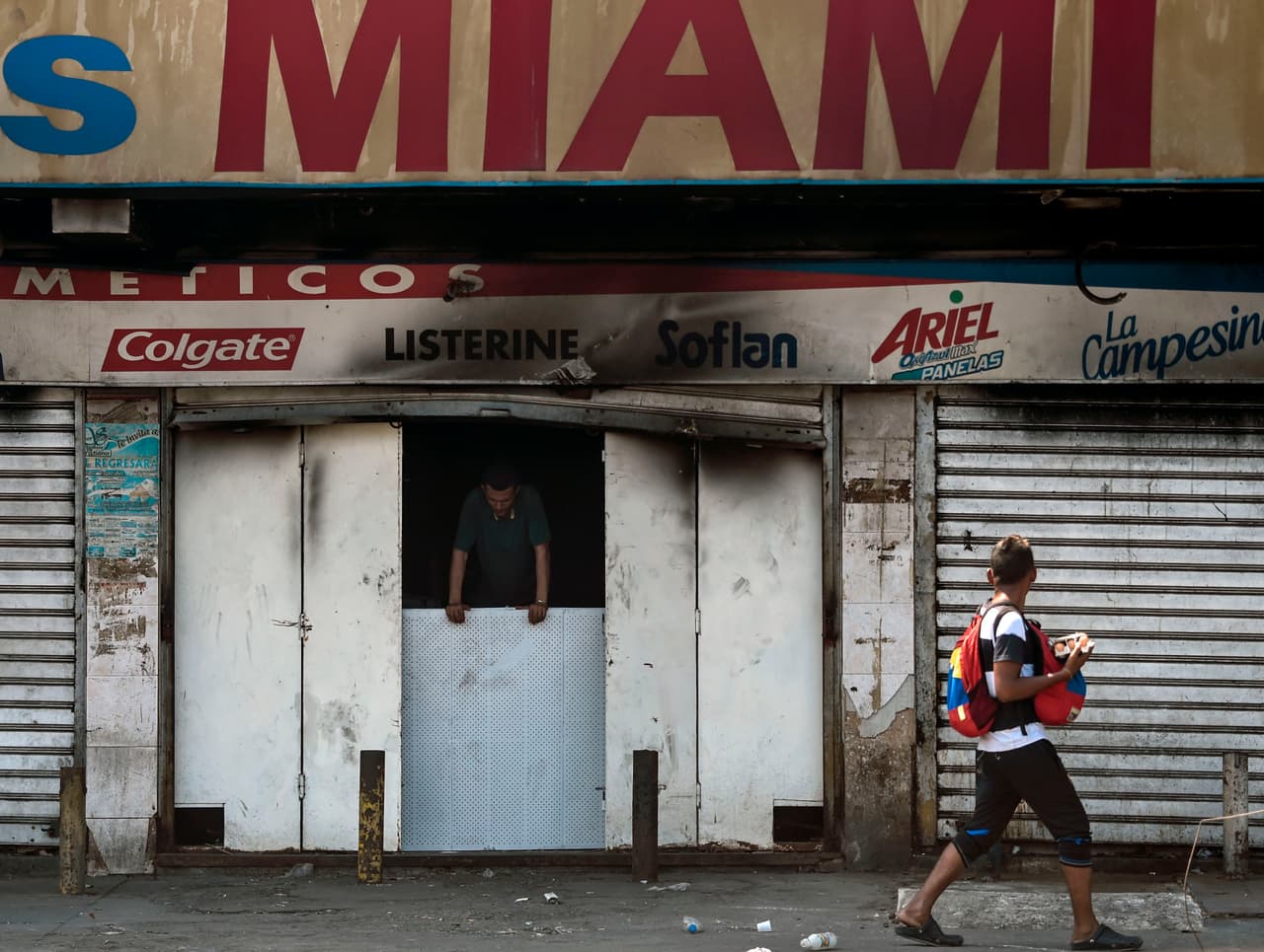 Uno de los negocios saqueados en Maracaibo, estado Zulia, al noroeste del país. Alrededor de 500 comercios, entre los que hay panaderías, hoteles, plantas procesadoras de alimentos y embotelladoras fueron destrozados por multitudes en este estado.