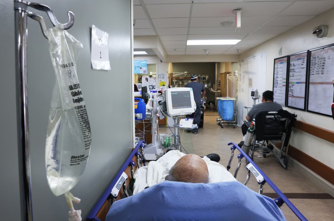 Bajan las hospitalizaciones por coronavirus, pero advierten sobre nueva ola de contagios en Los Ángeles 